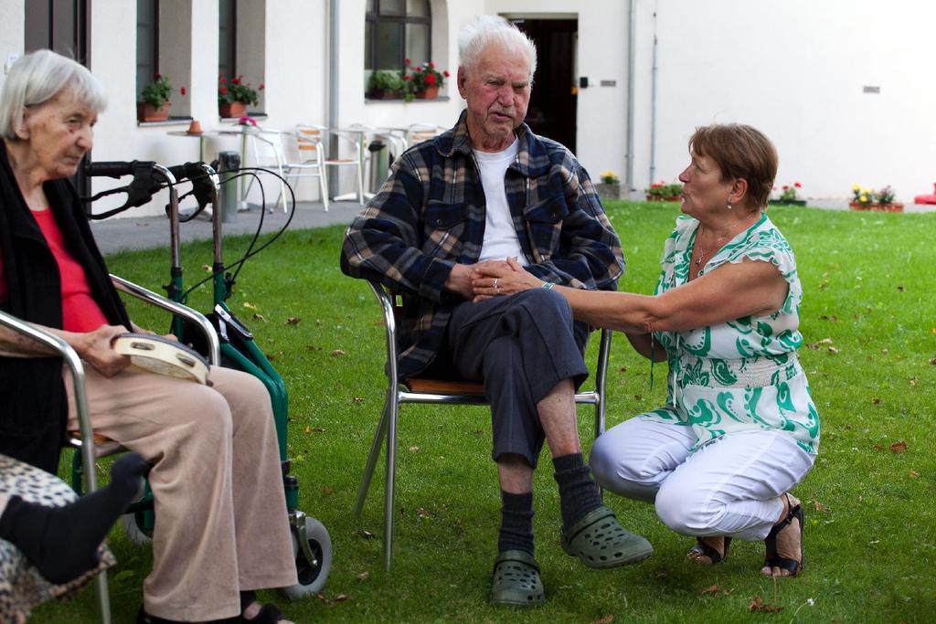 19 Poskytovaná péče SOCIÁLNÍ A KOMPLEXNÍ OŠ ETŘ OVATELSKÁ PÉČ E Všem klientům Domova pro seniory je zajištěna odborná sociální a zdravotní péče.