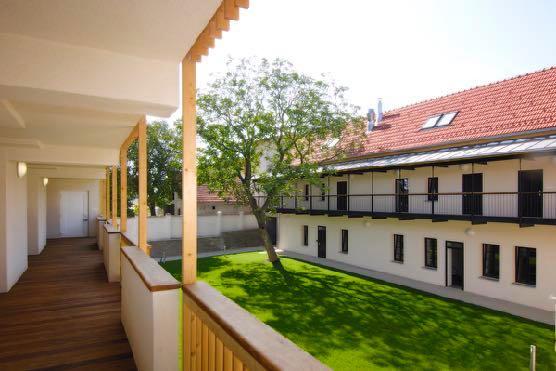 Kromě koupelen na apartmánech je v zařízení i společná koupelna se sprchovým lůžkem a zvedacím zařízením, která je využívána pro hygienu klientů s omezenou nebo úplnou ztrátou mobility.