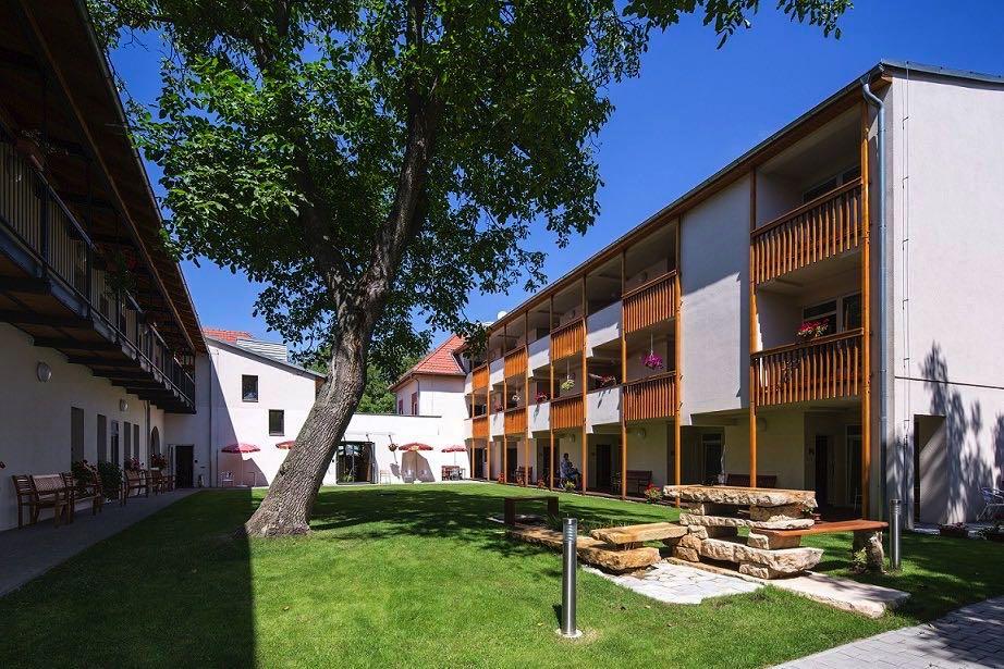 7 Rozsah poskytovaných služeb DOMOV SENIORŮ DOMOV SE ZVLÁŠ TNÍM REŽ IMEM Dřevčický Park, přijímá do péče klienty, kteří v důsledku zhoršeného zdravotního stavu nebo obtížné sociální situace potřebují