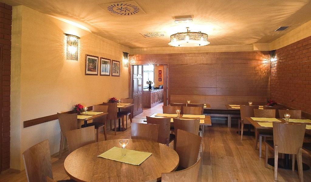 Apartmán je dále vybaven kuchyňskou linkou, plně vybavenou bezbariérovou koupelnou, šatnou, zádveřím a lodžií.