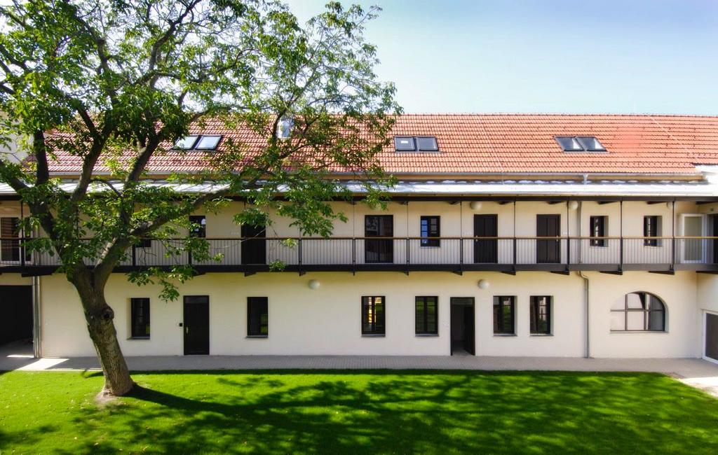 8 Poslání a Vize Našim posláním je zvýšit kvalitu života seniorům v náhradním prostředí domova a nabízet pomocnou ruku rodinám, které již nemohou pečovat o své nejbližší a mohou se spolehnout, že
