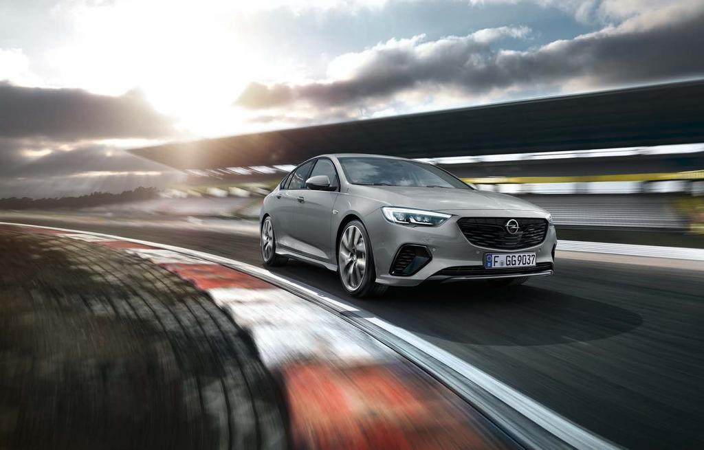 INSIGNIA GSi. OPRAVDU RYCHLÁ. Atraktivní křivky, technologie BiTurbo a perfektní ergonomie: Insignia GSi kombinuje zábavu za volantem s pokročilými technologiemi to vše ve sportovní formě.