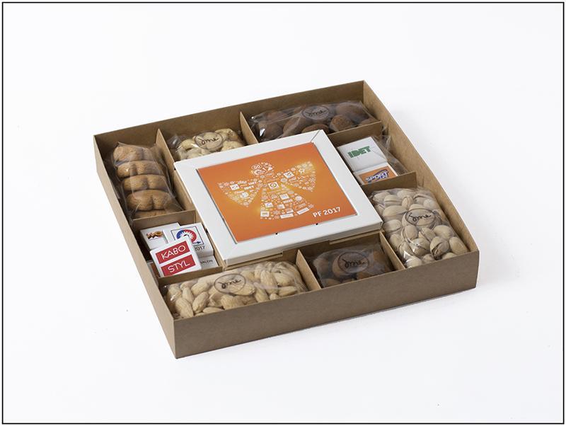 MIX DO KANCELÁRE ˇ Dárek pro více osob Dárková krabice s bonboniérou a vánočními pochutinami Krabice s obsahuje: malou bonboniéru (slide 6) 12 ks medové perníčky (slide 14) 10 ks čokoládky