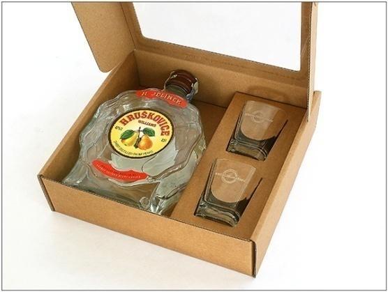 PÁLENKA Dárková krabice s pálenkou a skleničkami Dárková krabice obsahuje: hruškovice nebo slivovice 0,5l Rudolf Jelínek 2 ks