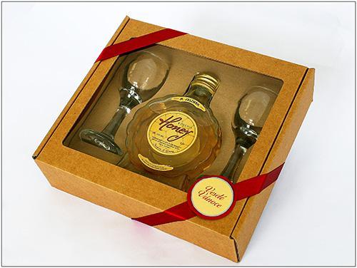 LIKÉR Krabice s medovým likérem a skleničkami Dárková krabice obsahuje: likér 0,2 l (medový likér nebo likér s arónií) 2 ks