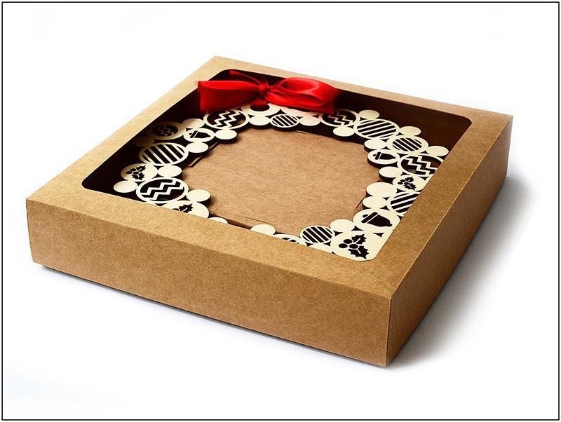 VÁNOČNÍ VENEC ˇ Dárková krabice s vencem ˇ se stuhou NOVINKA Krabice obsahuje: věnec z dřevotřísky, gravírovaný s ozdobami a širokou stuhou k zavěšení možnost přidání
