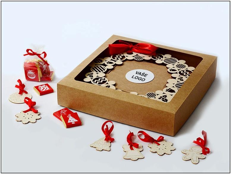 VÁNOČNÍ VENEC ˇ S OZDOBAMI Dárková krabice s vánočním vencem, ˇ ozdobami a čokoládou Krabice obsahuje: věnec z dřevotřísky, gravírovaný s ozdobami a širokou stuhou k zavěšení možnost přidání loga na
