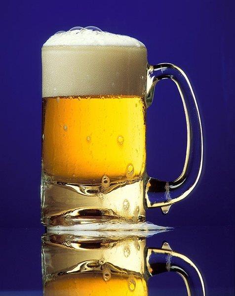 PIVO Pivo je slabě alkoholický nápoj vyráběný z ječného sladu, pitné vody a chmelových produktů působením kvasinek.