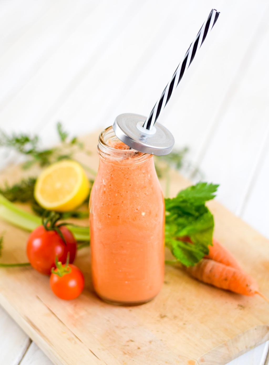 58 smoothie Rajčatové smoothie snadné 5 minut 3 porce hrnek /2 hrnku /2 hrnku lžíce /2 nakrájených rajčat nakrájené mrkve jablečné šťávy řapíkatého celeru nakrájeného na kostičky