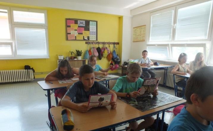 prejsť cez križovatku. Poznávať dopravné značky a pripraviť ich na bezpečný pohyb po uliciach, cestách.