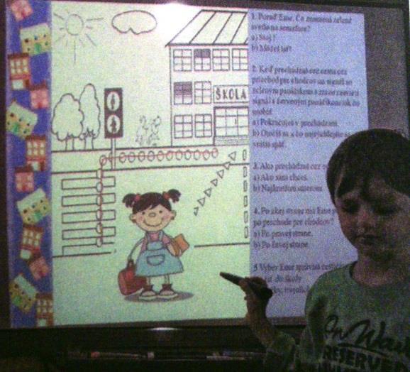 ročné deti MŠ, rodičia V rámci tejto aktivity pri spoločnej hre s interaktívnymi prvkami sa deto oboznamovali s dopravnými značkami, dopravným značením, reflexnými prvkami.