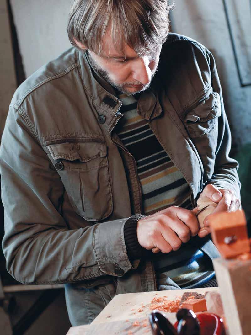 Klepet Srečko Molk, oblikovalec lesenega nakita»napake v lesu so biseri, dragi kamni, ki mi pomagajo pri oblikovanju«srečka Molka, oblikovalca lesenega nakita, je vonj in otip lesa očaral že v