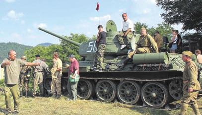 vedle ležel typově stejný snímek velízského kostela, myslel jsem, že jde o nějaký zvláštní sakrální objekt. Jezdil jsem po širokém okolí, ale kde nic, tu nic.