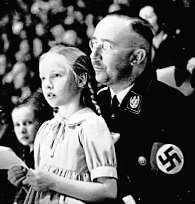 A tím milujícím tatínkem Heinrich Himmler, druhý nejmocnější muž Hitlerovy třetí říše ajeden z architektů holokaustu.