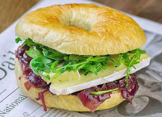 do 11:00 BaGelS menu = hranolky s omáčkou KEČUP/MAJONÉZA/ČESNEKOVÝ DIP/SALSA nebo salát