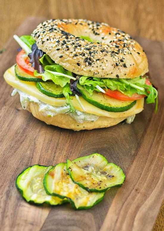 GRILOVANÁ PAPRIKA, SUŠENÁ RAJČATA, SALÁT MIX bagel 1 ks + menu 89,- 134,- kaše OVESNÁ