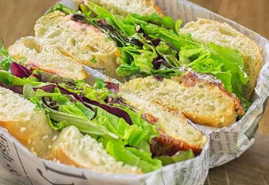 RAJČE, SALÁT MIX bagel 1 ks 89,- + menu 134,- vegan