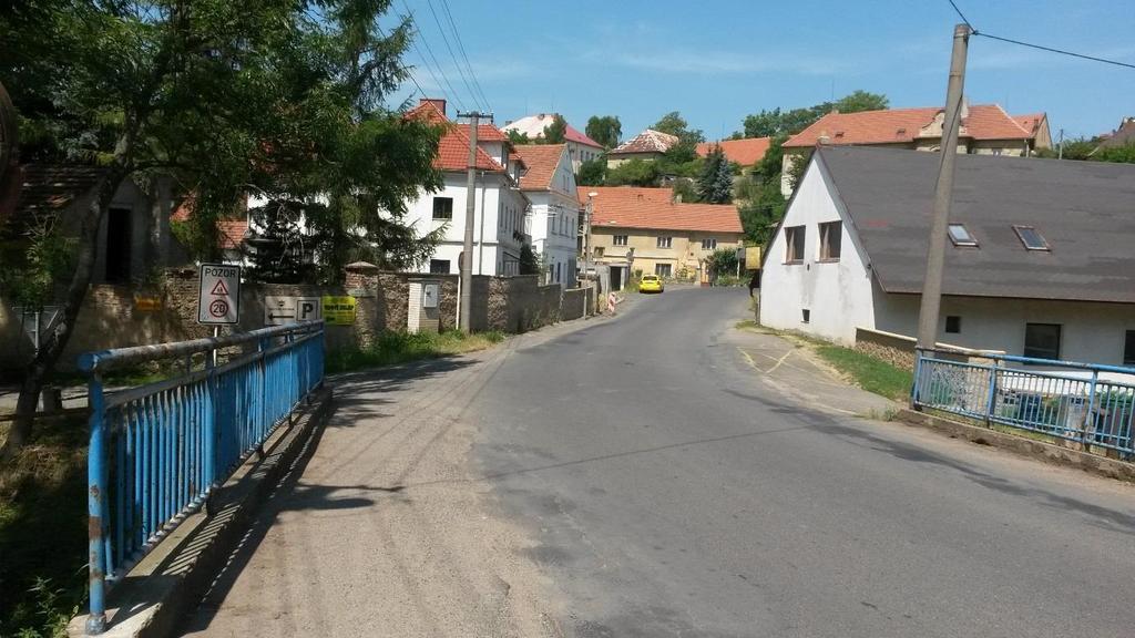 4. Stávající situace Pro řešení situačního výkresu komunikace III/2411, jež je průtahem obce Únětice, přilehlých komunikací, stezek a okolí nebylo poskytnuto situační řešení stávající situace.