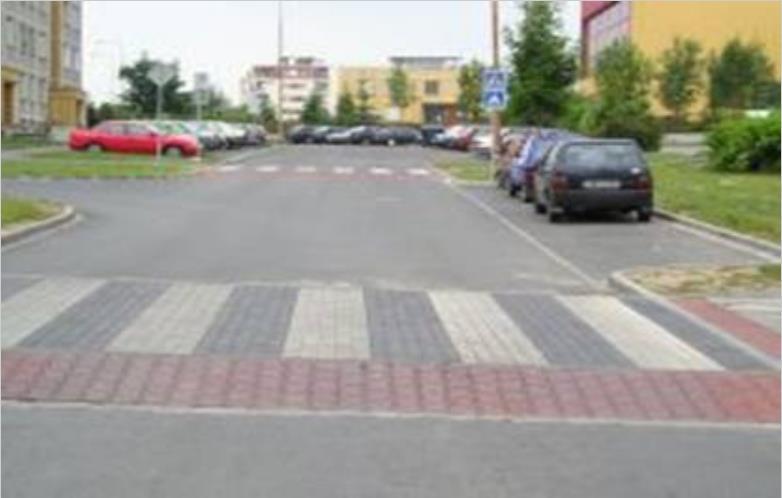 Obr. 39: Dlouhý zpomalovací práh s integrovaným přechodem pro chodce [8] Před krátkým i dlouhým zpomalovacím prahem bude osazena svislá dopravní značka IP2 
