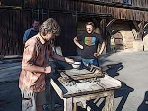 Do stroje se vloží kovová podložka, na které taška