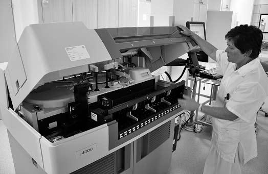 Klinická biochemie obměnila analyzátory: jsou úspornější Významnou obměnou přístrojového vybavení prošlo oddělení klinické biochemie Vsetínské nemocnice.