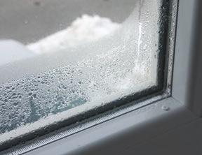 Snížení nákladů na vytápění Místnost s chladnějšími stěnami (nižší tepelnou pohodou) máme snahu vytápět na vyšší teplotu, abychom se v ní cítili dobře. Topíme tedy více a dráž.
