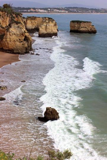 Algarve, ktorá získala svoje meno z arabského Al Gharb západ, bola v minulosti viac ako 500 rokov pod maurskou vládou.