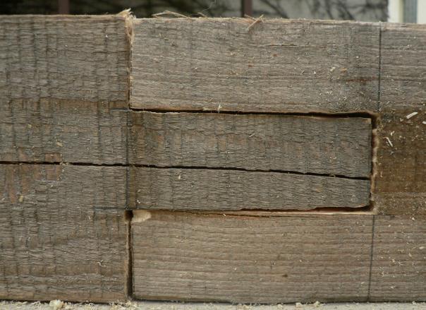 Jištění plátů zabezpečují opět tesařské skoby a dřevěné nebo ocelové příložky. V minulosti byly použity k zajištění také dubové kolíky.