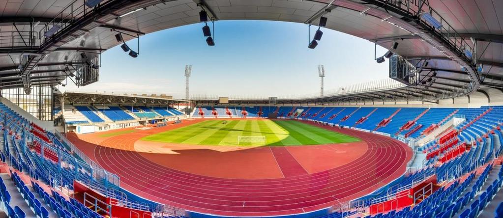 17 hlavní tribunou vytváří kolem celého stadionu uzavřený prstenec.