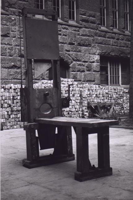 http://zazvorek.blog.cz/0705/gilotina První gilotina ve Francii 11. dubna 1792. Byla prosazena J. I. Guillotinem a dr. Louisem. Stroji se nejdříve říkalo louison a louisette.