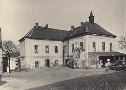 Postupně tak vznikala osada Smíchov, jejíž název pochází od smíchání obyvatelstva. Smíchov je historicky doložen v zemských deskách od roku 1406. Za panování Rudolfa II.