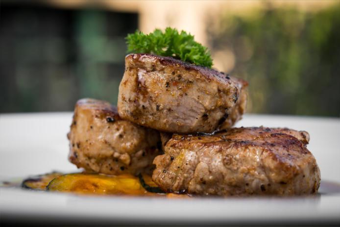 660. filet mignon (200 g) grilovaná vepřová panenka přelitá smetanovou omáčkou z lišek a DEMI-GLACE grilled pork tenderloin served with fine chanterelle sauce DEMI-GLACE 8086.