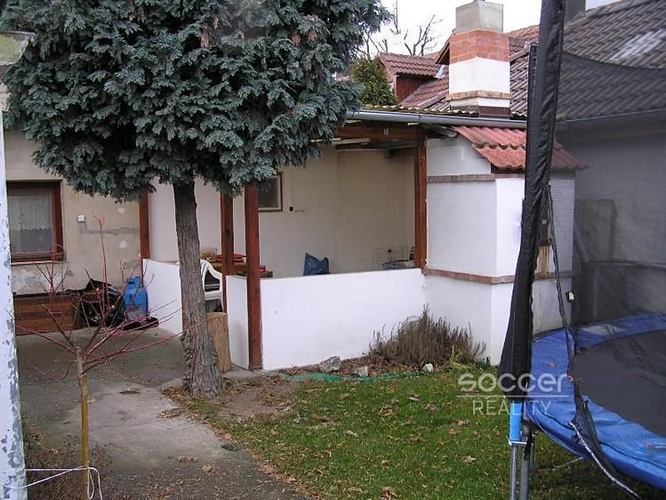 bazénem,na pozemku