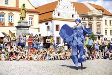 Starosta Ing. Jiří Fišer spolu s místostarostkou Ing. Olgou Bastlovou předali jízdenky 31 občanům Tábora, kteří nově splnili podmínky (40 odběrů krve ženy, 50 odběrů krve muži) pro jejich vydání.