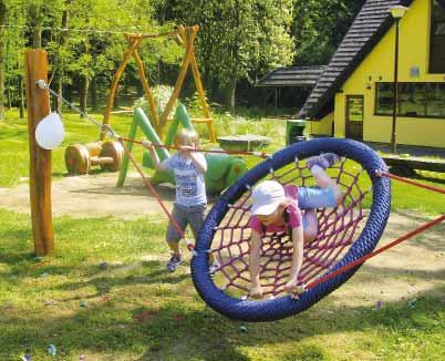 Dětské hřiště nyní obsahuje deset nově instalovaných herních prvků (klouzačku, lanovku, různé druhy houpaček, opičí dráhu, plastiku lučního koníka, sestavu šestiúhelník a pavučina, tabuli na psaní s