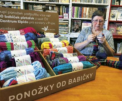 A Nadační projekty 2017 A Nadační projekty 2017 elpida a její ponožky od babičky chráněné dílny přivezly své výrobky na Velikonoce i Vánoce dar pro malého BojoVníkA, který oslovil obchodní službu