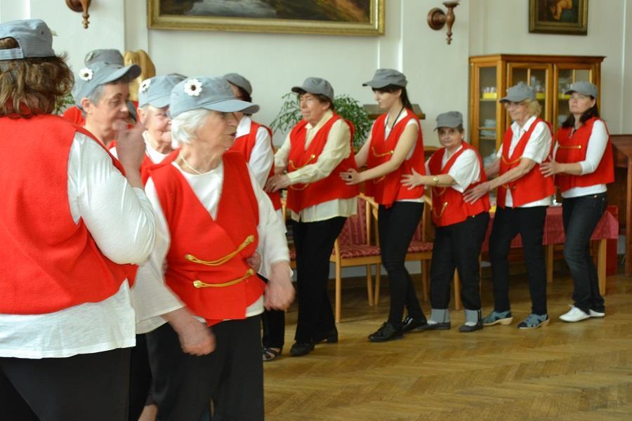 Dále vystoupili tanečníci Domova Palata. První skupina tančila na písničku Karla Hašlera Bílý kvítek z roku 1917, nejoblíbenější píseň z první světové války.
