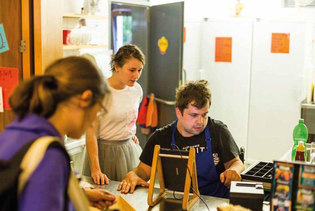 Podporujeme rozvoj co největší možné samostatnosti a soběstačnosti člověka. Naši klienti Osoby s tělesným postižením.