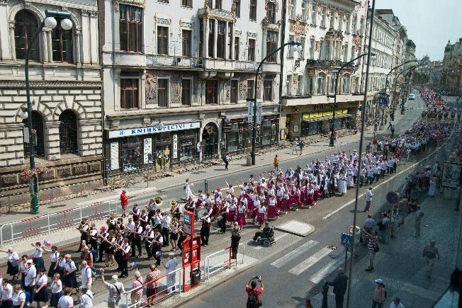 Slavnostní průvod historickým centrem Prahy Tradiční slavnostní průvod historickým centem Prahy vychází 1.