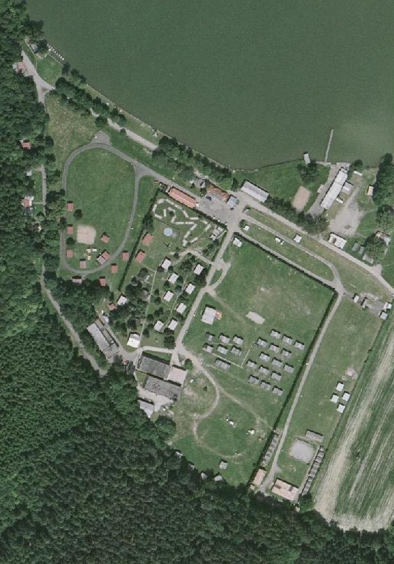 Obr. č. 25 Letecký snímek ATC Olšovec podklad pro tvorbu plánku Na snímku vidíme zřetelně obrysy domů a chatek, velké stromy, silnice a další výrazné objekty.