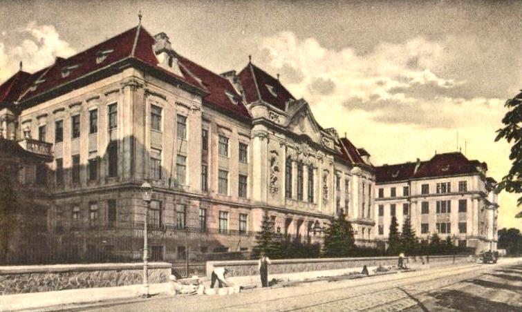 Studijní program školního roku 1938/39 Na oddělení strojního inženýrství studovalo celkem 439 posluchačů, z toho 3 ženy.