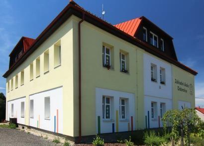 ovčinci. Mezi místní pamětihodnosti patří kostel sv. Základní škola v Dobraticích Filipa a Jakuba menšího vysvěcený roku 1865 s vlastní farou od roku 1868.