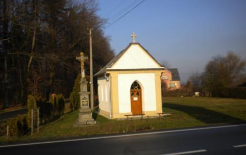 Vojkovice nemají kostel, zato zde stojí od roku 1890 kaple Navštívení Panny Marie navštěvované o poutích a listopadovém krmáši a mezi církevní zajímavosti patří také zrestaurovaná socha sv.