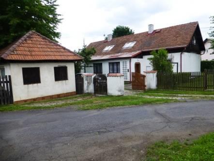 Venkovní úpravy Venkovní úpravy v běžném rozsahu, zpevněné plochy, přípojky inž. sítí, oplocení, dřevěný altánek, venkovní krb apod., vše převážně v běžném, udržovaném stavu. Pozemky - st.parc.č.