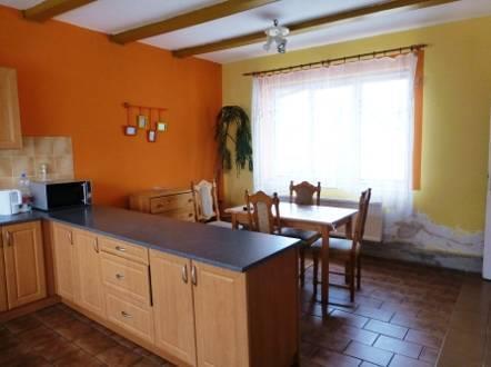 st je pozemkem okolo staveb. - parc.č. 185 o výměře 257m2, zahrada je volnou zahradou západně od domu, dle katastrální mapy přímo nenavazuje na pozemek parc.č. 183, je mezi nimi pruh pozemku parc.č. 182, který je ve vlastnictví obce, ale ve skutečnosti jsou pozemky užívány jako jedna zahrada a jsou tak i oploceny.