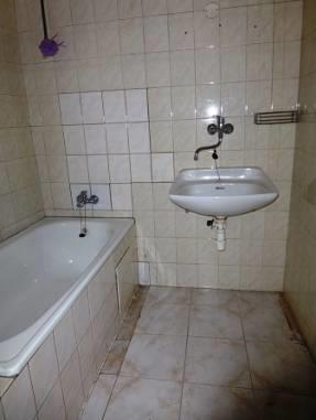 kotlem, který je nefunkční, poslední dva roky lokálně kamny na tuhá paliva, ohřev vody bojlerem, rozvody instalací běžné.