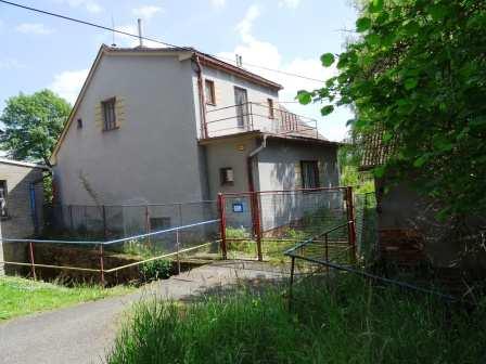 dva byty, 3+2 a 2+1, obytná plocha celkem 168m2, zastavěná plocha 135m2, obestavěný prostor 850m3.