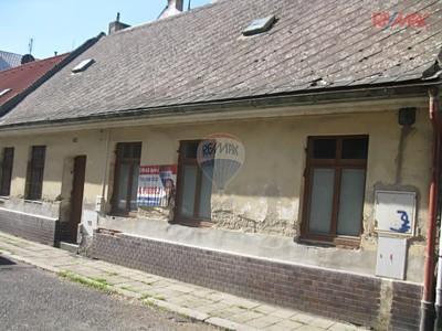 dům č.p. 23 je částečně podsklepený objekt, s jedním nadzemním podlažím, je situován jako samostatně stojící objekt původní řadové uliční zástavby.
