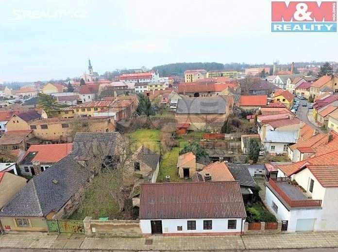 plynové Odpad: Veřejná kanalizace Elektřina: 230V, 400V Popis: Rodinný dům 2+1. Na zahradě zděná kolna.