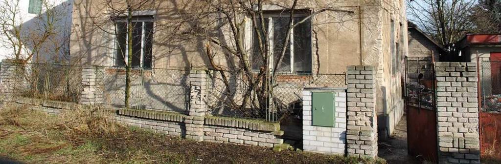 vodovod Odpad: Veřejná kanalizace Popis: Podsklepený rodinný dům. K domu náleží garáž a navazující stavení.